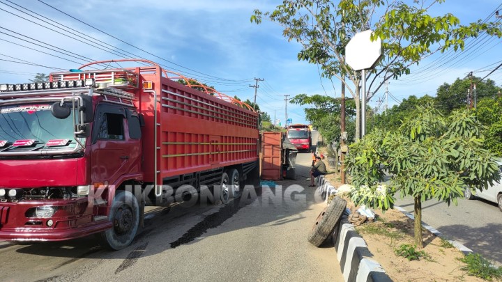 Proses Evakuasi Truk di Tanjakan RSUD Bontang, Arus Lalulintas Dialihkan