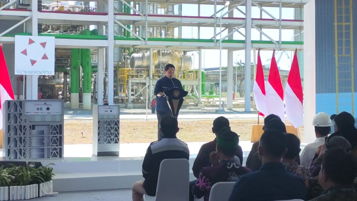 Hanya Erick Tohir, Prabowo Tak Tampak Dampingi Presiden di Peresmian Pabrik KAN