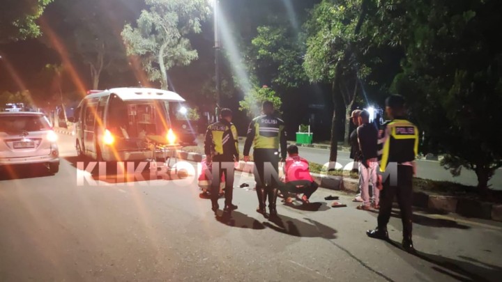 Diduga Mabuk, Pemotor Bonceng 3 yang Hantam Median Jalan di KM 6 Bontang Luka Berat