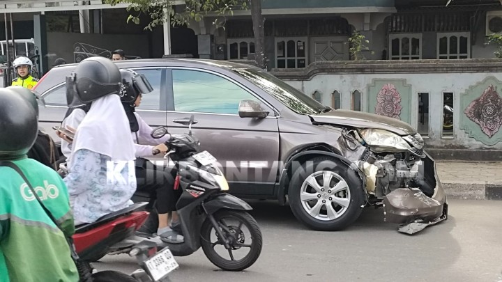 Kecelakaan di Jalan Imam Bonjol Bontang, Xenia Seruduk CRV