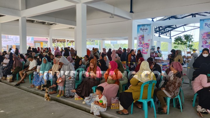 Warga Serbu Gerai Pangan Murah di TPI Tanjung Limau, Ini List Harganya