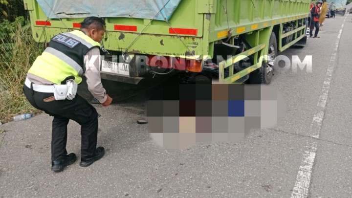 Tabrak Truk Parkir di Dekat SPBU KM 3 Bontang, Pemotor Bersimbah Darah