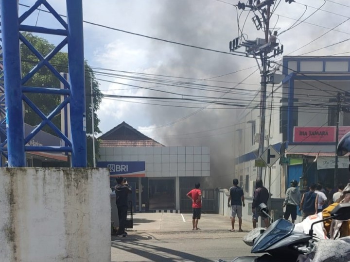 Kebakaran di Samping Bank BRI Berbas, Asap Tebal Membumbung