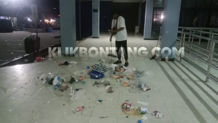 Pengunjung Keluhkan Sampah Berserakan di Pelabuhan Loktuan