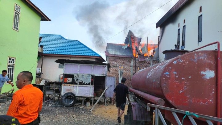 Breaking News ! Rumah di Dekat Pasar Rawa Indah Terbakar