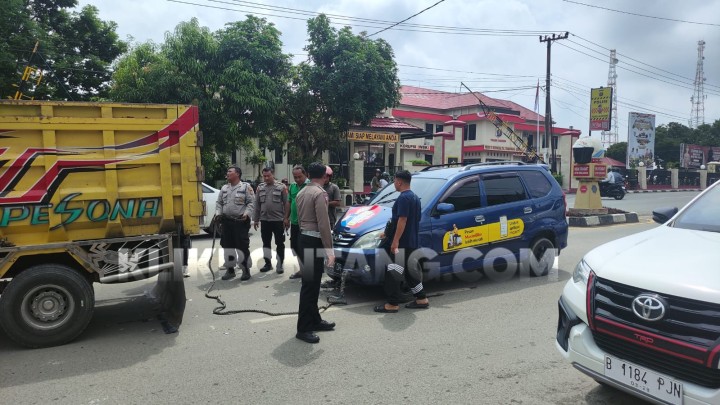 Kecelakaan di Depan Polres Bontang, Xenia Seruduk Mobil Ford