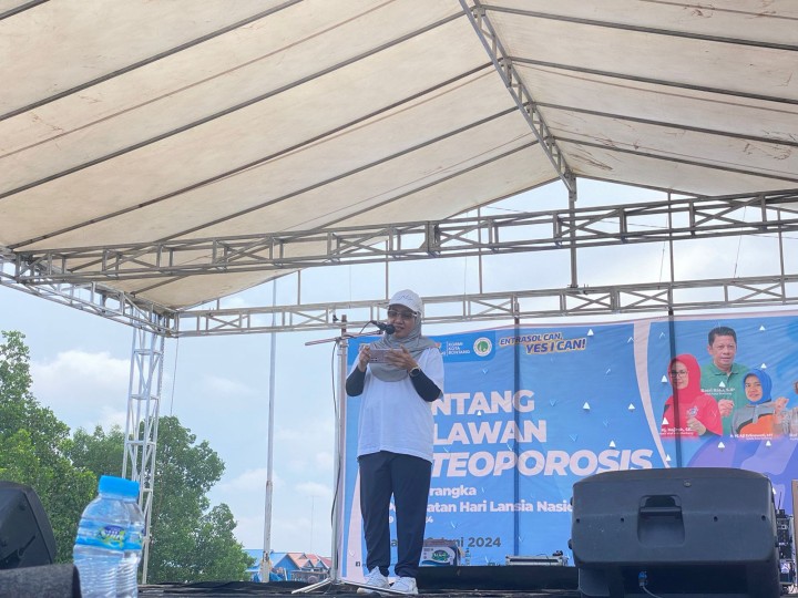 Lewat Kegiatan Senam Bareng, Dispoparekraf Bontang Ajak Ratusan Lansia Lawan Osteoporosis