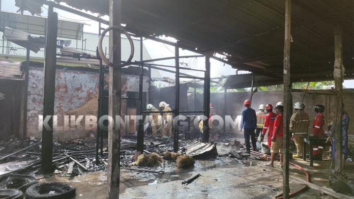 Pemilik Berangkat Haji, Truk dan Isi Gudang di Telihan Terbakar