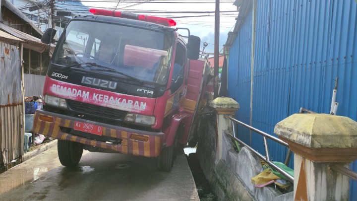 Proses Pemadaman Sempat Terhambat, Truk Tangki Terperosok ke Parit