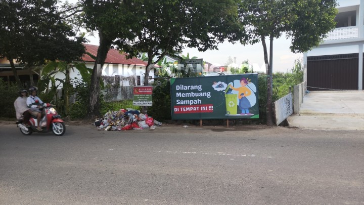 Spanduk Larangan Buang Sampah di Api-Api Tak Digubris Warga