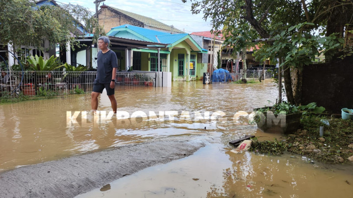 Air Sungai Meluap Sebabkan Banjir di Pemukiman Belakang Dhanarta Api-Api