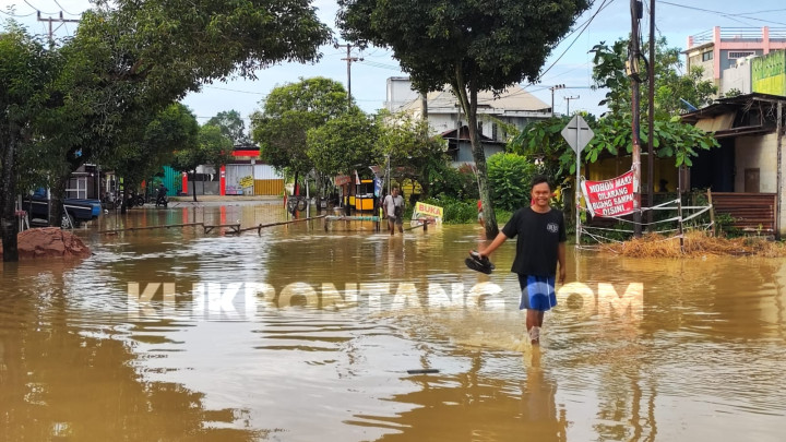 Banjir Sebabkan Akses Jalan Imam Bonjol Ditutup
