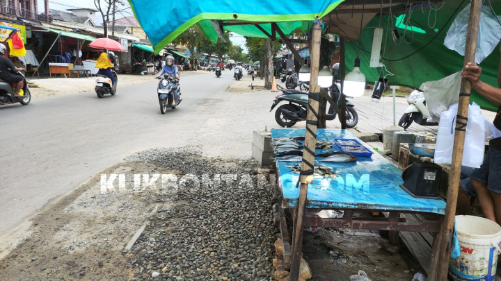 Pedagang Ikan Pinggir Jalan, Setuju Rencana Pelebaran Jalanan Menuju Pasar Rawa Indah