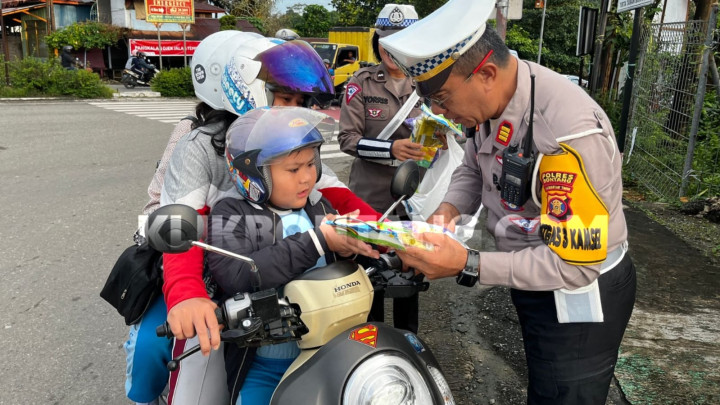 Polantas Bontang Beri Bingkisan ke Pengendara Tertib Lalu Lintas