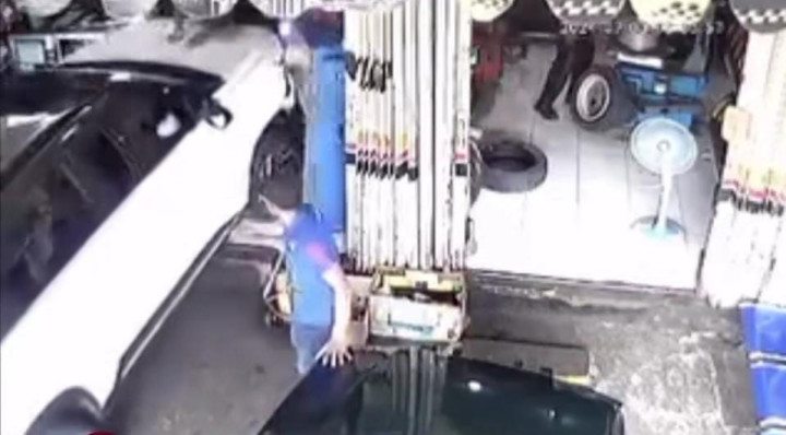 Salah Injak Pedal Gas, Mobil Dikendarai Ibu-Ibu Terobos Bengkel di Ahmad Yani hingga Tabrak Pembeli Ban