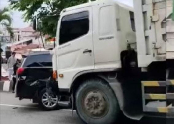 Truk Hantam Innova di Simpang Lengkol Bontang, Terseret 5 Meter