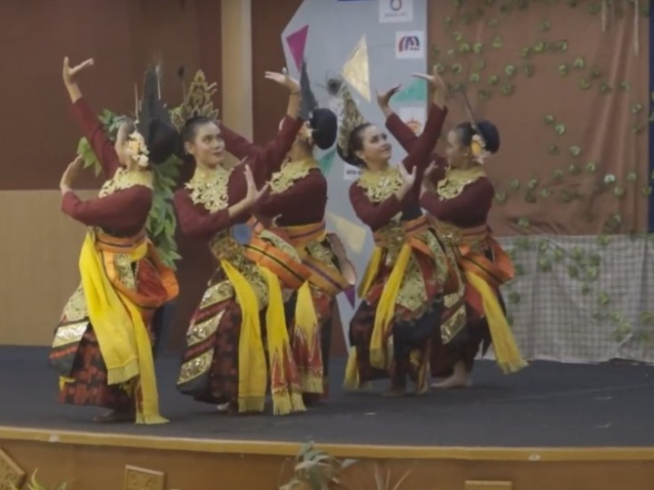 Tumbuhkan Kecintaan Budaya Lokal Lewat Tari Kreasi dan Fashion Show Batik