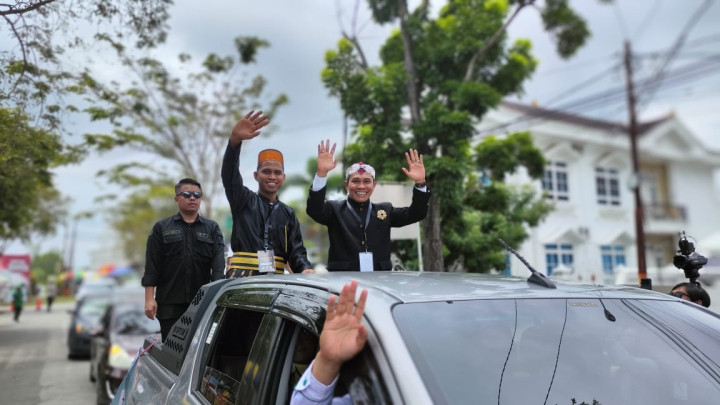 Bapaslon Sutomo-Nasrul Daftar di KPU Gunakan Pakaian Adat Bugis dan Jawa