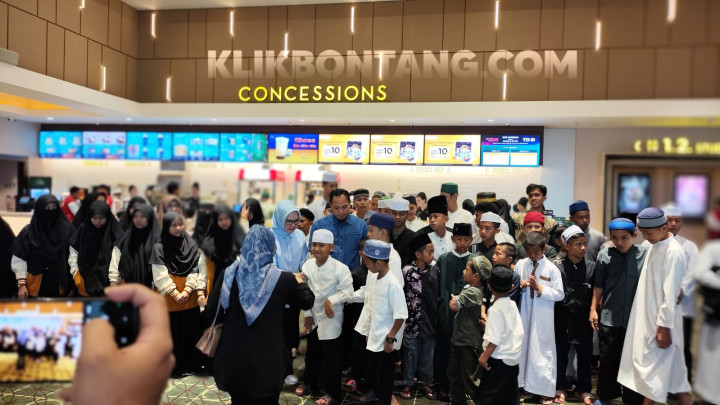 Berbagi Kebahagiaan, Najirah-Aswar Ajak 100 Anak Yatim Nonton Bioskop