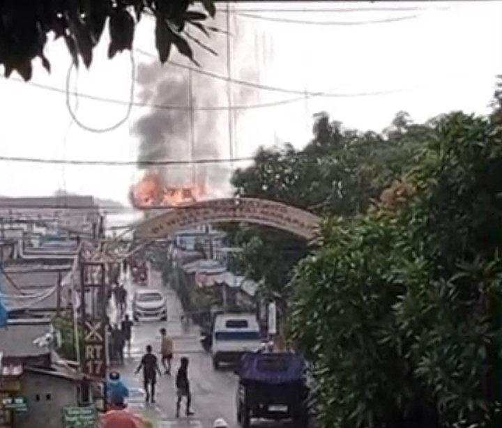 Breaking News ! Kebakaran di Prakla Berbas Pantai, Api Membubung Tinggi