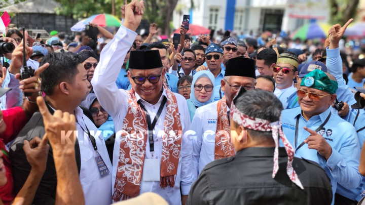 Diiringi Rebana, Ribuan Simpatisan Antar Basri - Chusnul Mendaftar ke KPU Bontang