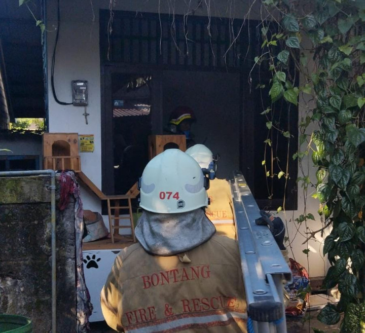 Ditinggal Penghuninya, Rumah di Tanjung Limau Terbakar