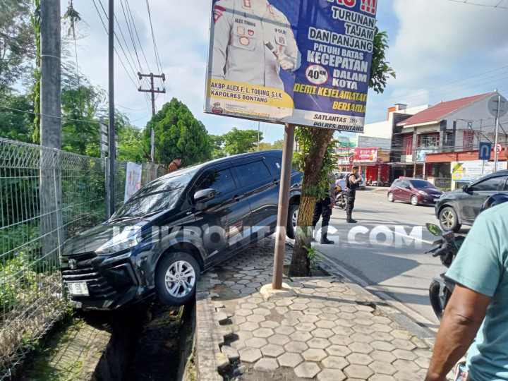 Mobil Terperosok ke Parit di Jalan Bhayangkara Bontang, Supir Lupa Tarik Rem Tangan