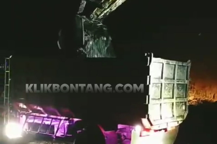 Pakai Alat Berat, Batu Bara Diduga Ilegal di Jalan Poros Bontang Samarinda Masih Beroperasi