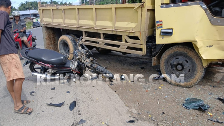 Pemotor versus Truk di Dekat Tugu Selamat Datang Bontang, 2 Orang Tak Sadarkan Diri Alami Luka di Kepala