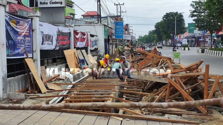 Progres Baru 6 Persen, Kontraktor Proyek Drainase Ahmad Yani Diminta Tambah Alat Berat dan Pekerja