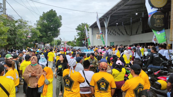 Ribuan Massa Padati Jalan Pattimura, Siap Antar Neni - Agus Haris Mendaftar ke KPU