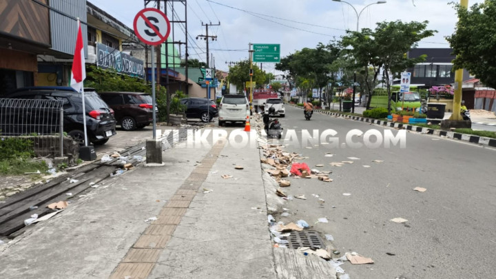 Sampah Berserakan Usai Acara Deklarasi Basri - Chusnul, Petugas DLH Dikerahkan Bersih-Bersih