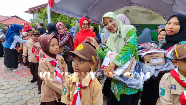 Seragam Sekolah Dikoordinir 1 LPK, Libatkan Penjahit Rumahan karena Harga Lebih Murah