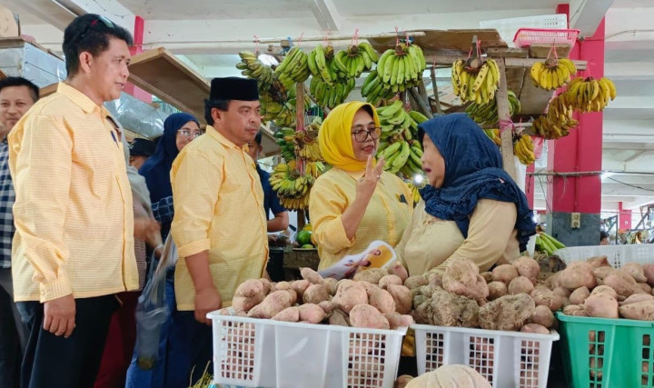 Blusukan di Pasar Telihan, Pedagang Minta Neni - Agus Haris Benahi Pasar Jika Terpilih