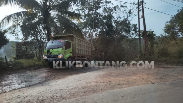 Kembali Marak, Batu Bara Diduga Ilegal Dimuat Siang Bolong di Jalan Poros Samarinda Bontang