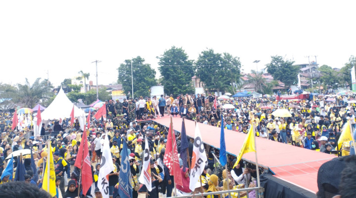 Meriahnya Pesta Rakyat BERBENAH, Ribuan Warga Tumpah Ruah di Lapangan Berbas Pantai