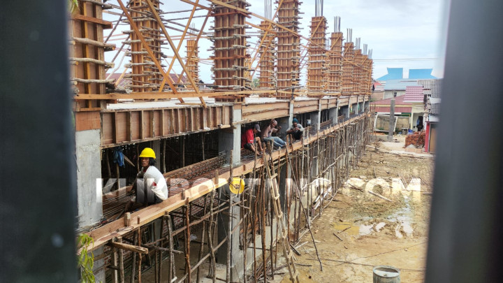Proyek Pembangunan Kelas di SMPN 2 Bontang Tembus Target, Berdayakan 100 Persen Pekerja Lokal