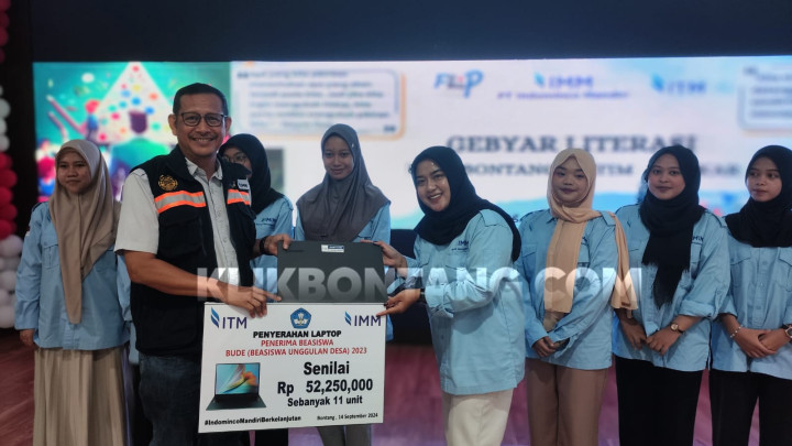 PT Indominco Mandiri Berikan Bantuan Laptop untuk 11 Mahasiswa