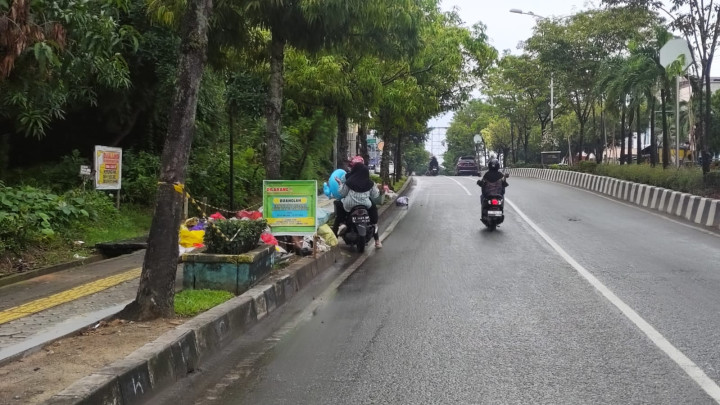 DLH Bontang Sengaja Biarkan Sampah Menumpuk di Pinggir Jalan, Alasannya Biar Warga Kapok