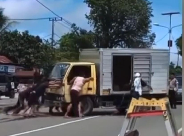 Truk Box Terbalik di Jalan Cipto Mangunkusumo, Lalu Lintas Sempat Macet