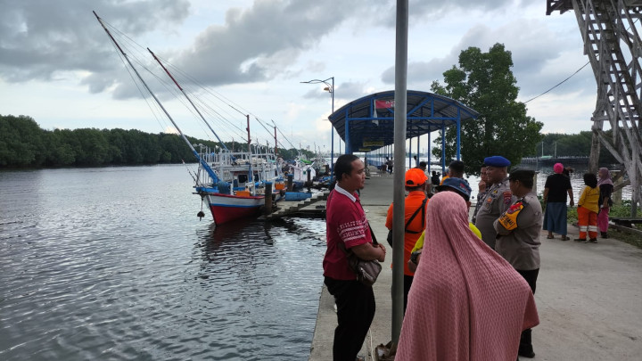 Warga Menanti Gafar Korban Kapal Tenggelam yang Selamat, Firasat Istri Kuat Suaminya Bertahan Hidup