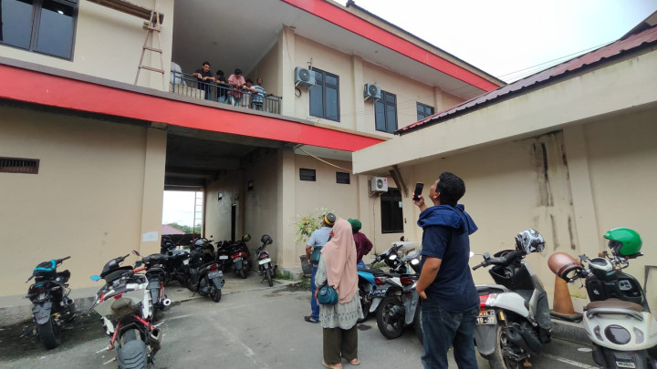 Besuk Pendemo yang Ditahan Polisi, Keluarga Hanya Bisa Tatap Muka dari Lantai 2 Polres Bontang