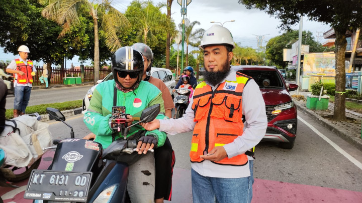 PT IMM Bagi 2 Ribu Stiker ke Pengendara Bontang, Ingatkan Pentingnya Keselamatan