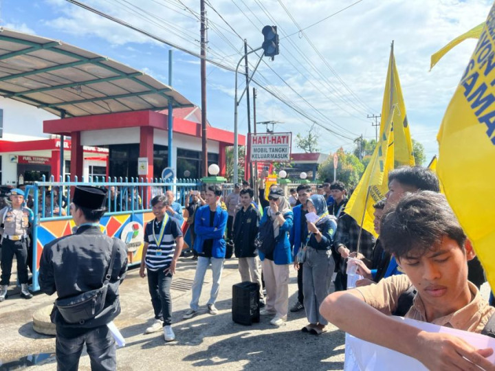 Aksi Demo di Depan Terminal BBM Samarinda, Tuntut Jawaban Pertamina soal BBM Bikin Brebet