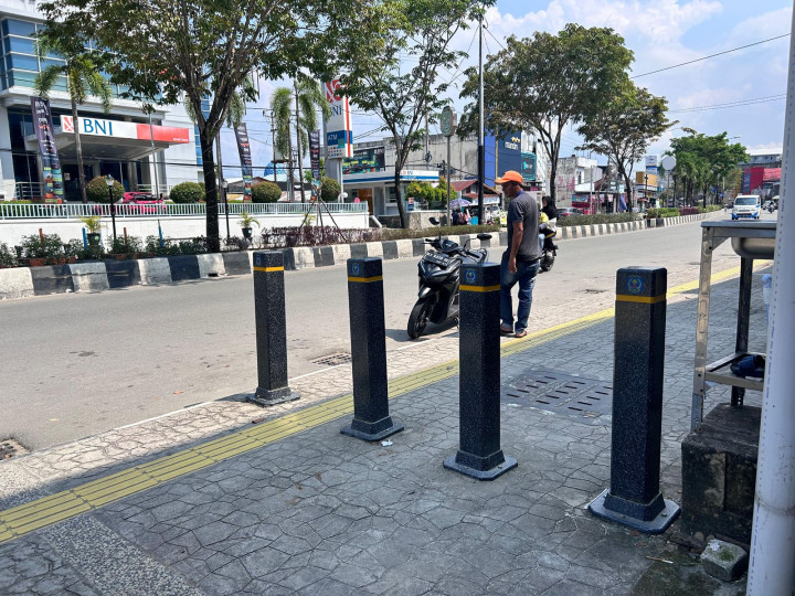 Belum Lama Terpasang, Pembatas Jalan di Ahmad Yani Sudah Mau Copot