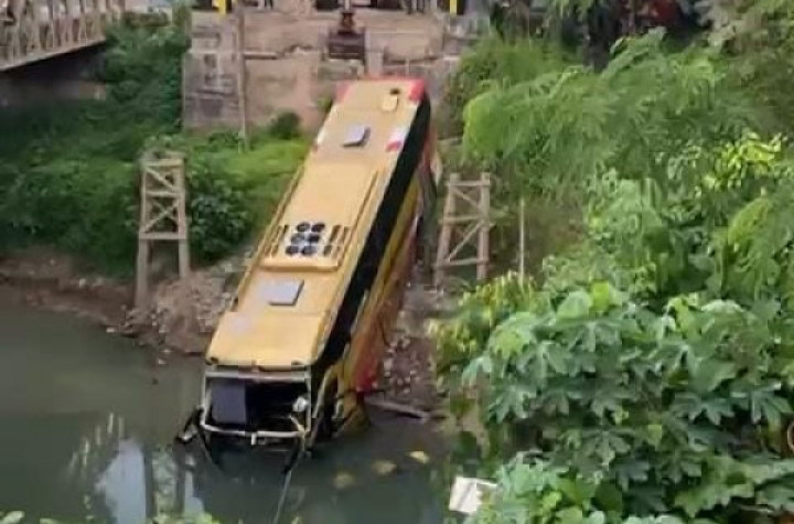 Bus Samarinda - Banjarmasin Angkut 40 Penumpang Masuk Sungai; 2 Orang Tewas, 16 Luka Berat
