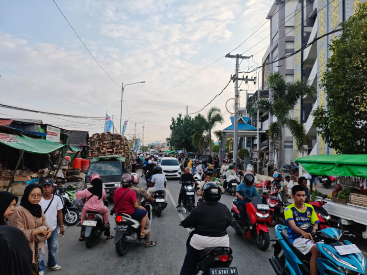 Dilarang Jualan di Parkiran; Pedagang Malah Ngemper di Pinggir Jalan, UPT Pasar Angkat Tangan