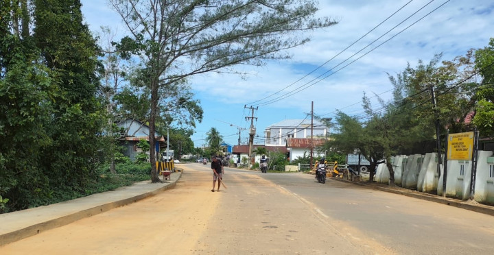 Jalanan Berdebu di Bontang Kuala Akibat Proyek Penimbunan Rp 9,3 Miliar; Kontraktor Diminta Rajin Siram Air