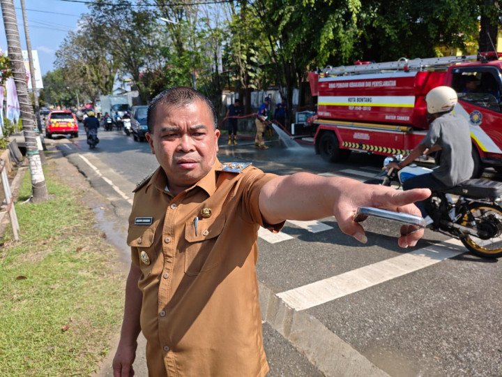 Jalanan Berdebu karena Proyek; Wawali Minta Kontraktor Bersih-bersih Truk Setelah Bongkar Muatan