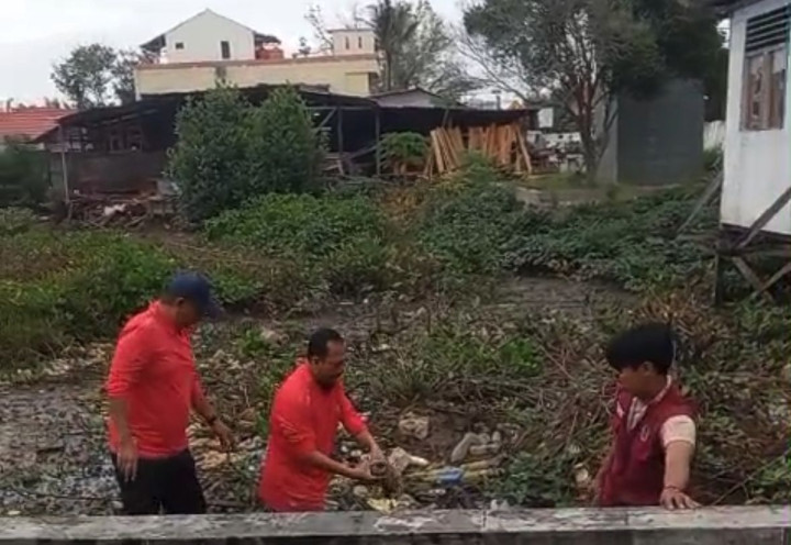 Kolaborasi OPD dalam Aksi Jumat Bersih di Bontang Kuala, Bersihkan Kawasan Pesisir